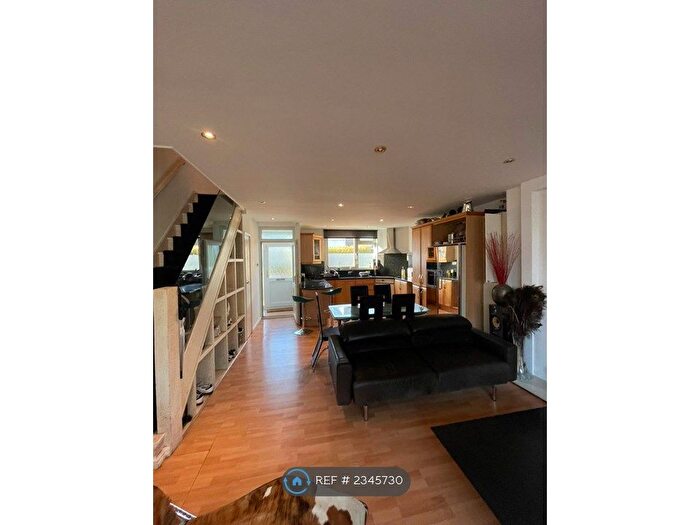 3 Bedroom Maisonette To Rent In Searles Close, London, SW11