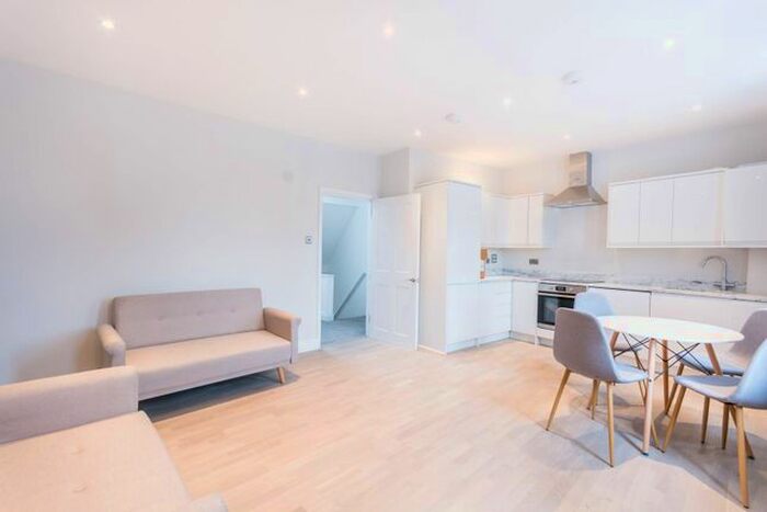 3 Bedroom Flat To Rent In Rectory Road, Hackney, London, N16
