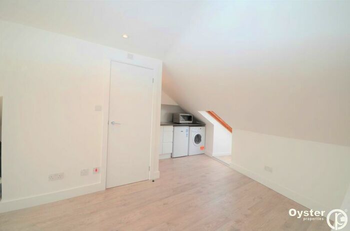 Flat To Rent In West Green Road, London, N15