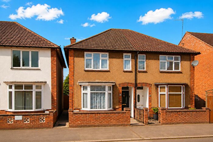3 Bedroom Semi-Detached House For Sale In Shakespeare Road, Kettering, NN16