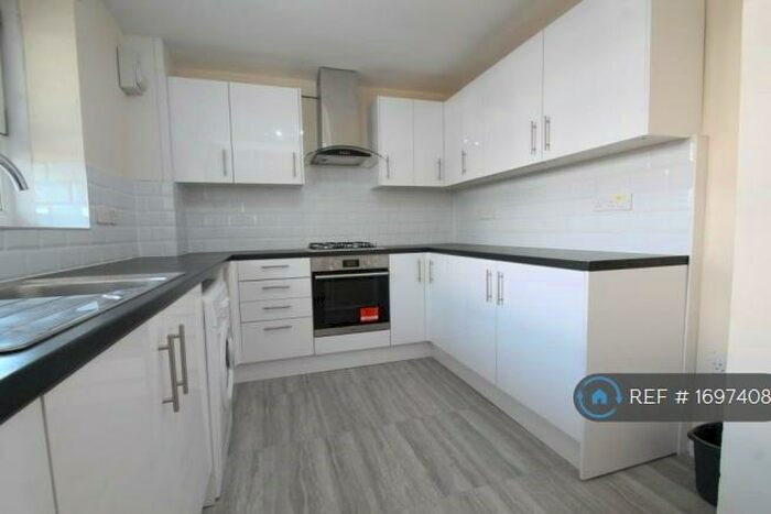3 Bedroom Flat To Rent In Coverham House, London, SE4