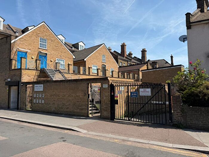 Studio To Rent In Flat, Amshel House, High Road Leyton, London, Greater London, E10