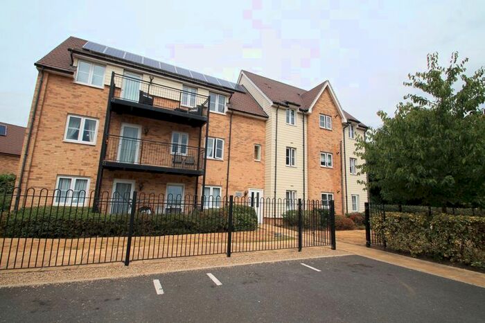 2 Bedroom Flat To Rent In Smithsland Road, Romford, RM3