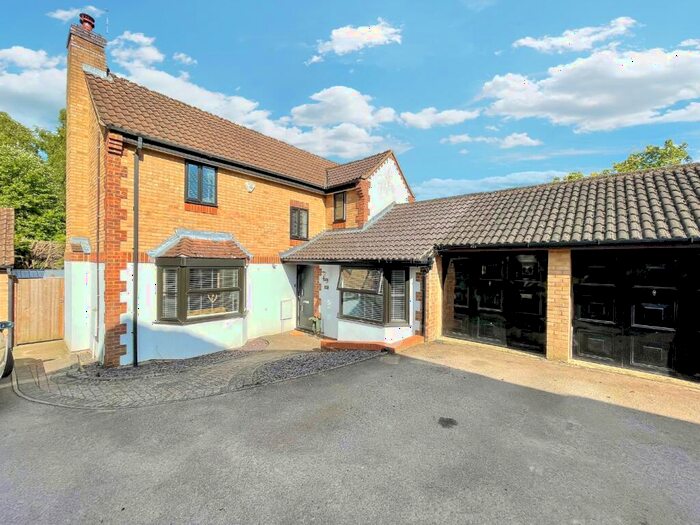 4 Bedroom Detached House For Sale In Greenriggs, Luton, Bedfordshire, LU2