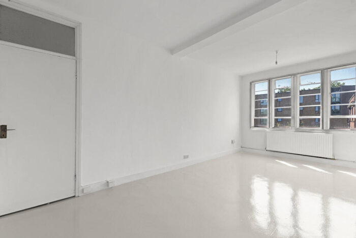 1 Bedroom Apartment To Rent In Queens Drive, London, N4