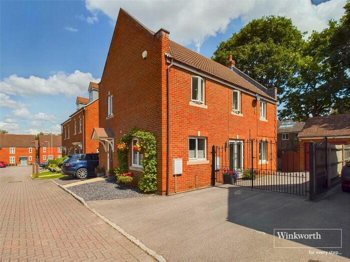 4 Bedroom Detached House For Sale In Kingfisher Grove, Three Mile Cross, Reading, Berkshire, RG7