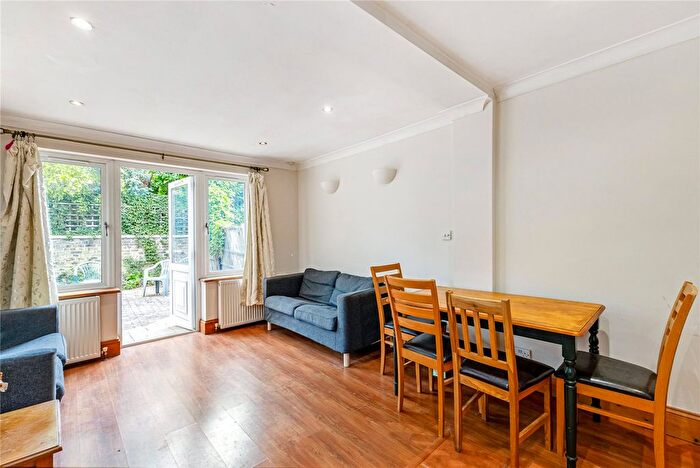 3 Bedroom Flat To Rent In Tooting Bec Road, London, SW17