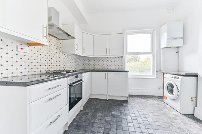 3 Bedroom Flat For Sale In Birchanger Road, South Norwood, London, SE25