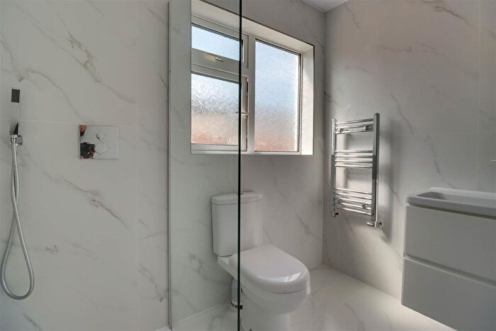 2 Bedroom Semi-Detached Bungalow For Sale In Hengist Gardens, Wickford, SS11