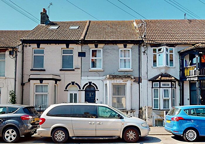 1 Bedroom Flat For Sale In A Luton Road, Chatham, Kent, ME4