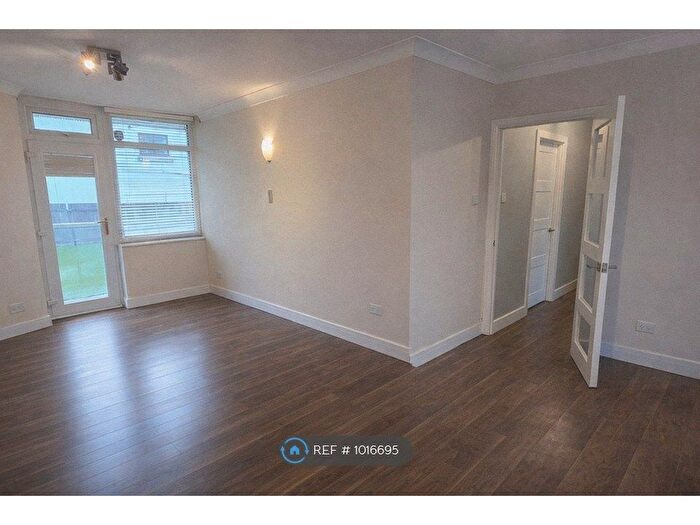 2 Bedroom Flat To Rent In The Oaks, London, NW6