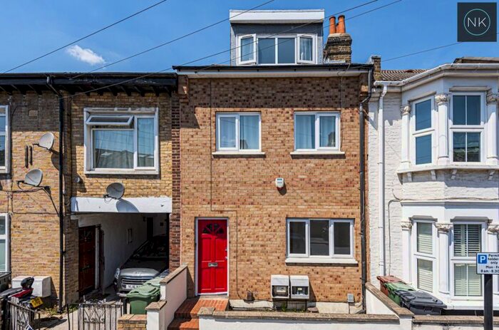 2 Bedroom Flat To Rent In Ashville Road, Leytonstone, London, E11