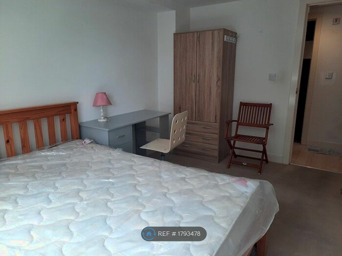 1 Bedroom Flat To Rent In Lakeside Rise, Manchester, M9