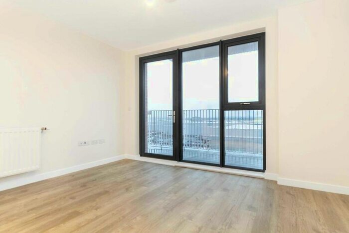 2 Bedroom Flat To Rent In Lakeside Drive, Acton, NW10