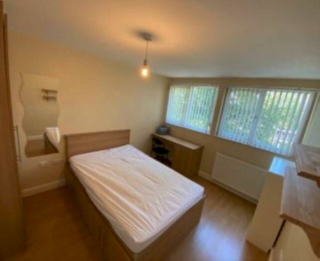 5 Bedroom Penthouse To Rent In Wilmslow Road, Manchester, M14