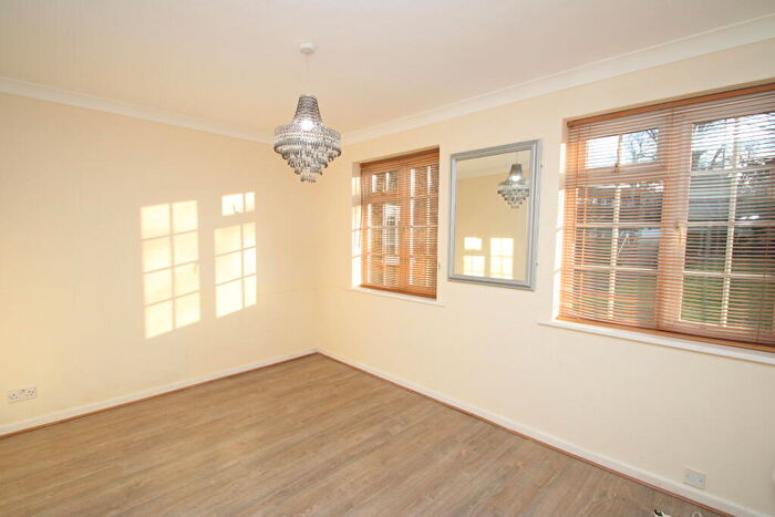 2 Bedroom Apartment To Rent In Beverley Hyrst, Croydon, CR0