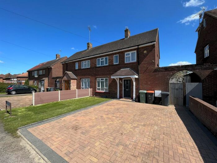 3 Bedroom Semi-Detached House To Rent In Beecroft Way, Dunstable, LU6