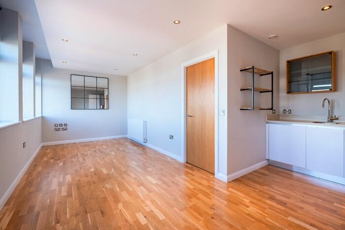 1 Bedroom Flat To Rent In Streatham High Road, London, SW16