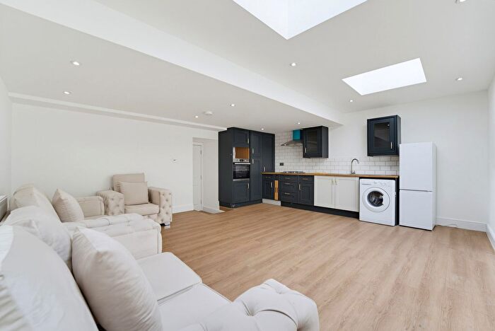 2 Bedroom Flat To Rent In Admiral Rodney House, Church Street, Walton-On-Thames, Surrey, KT12