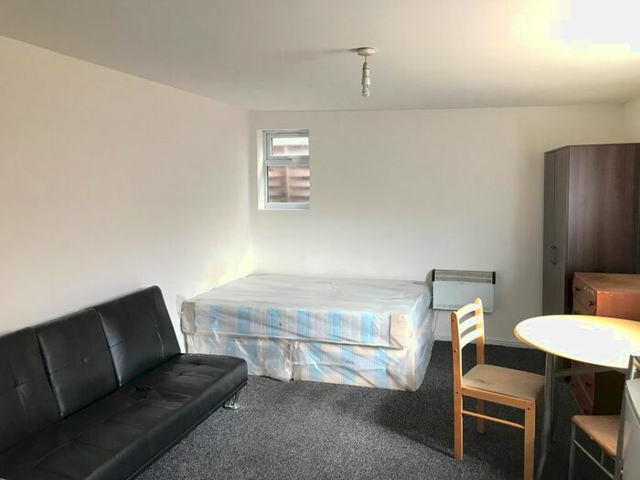 Studio To Rent In Hanworth Road, Hounslow, TW3