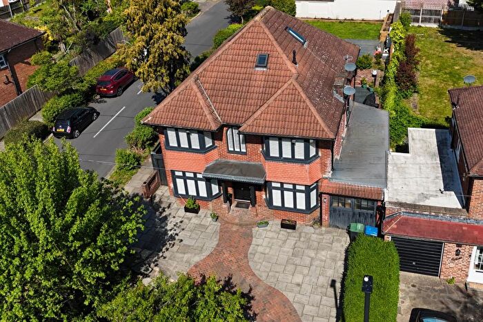5 Bedroom Detached House For Sale In The Vale, London, N14