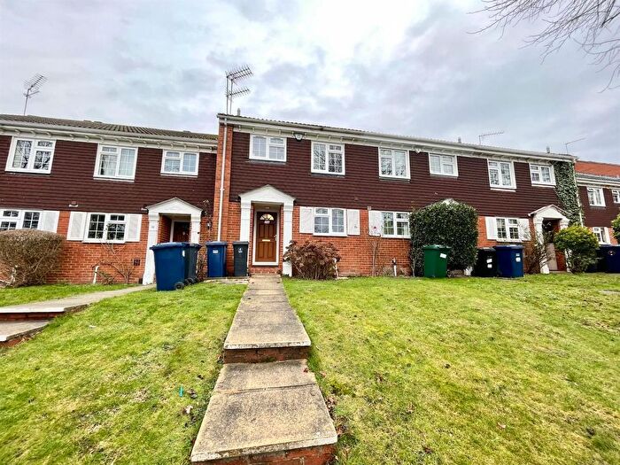 3 Bedroom Semi-Detached House To Rent In A Moss Hall Grove, London, N12