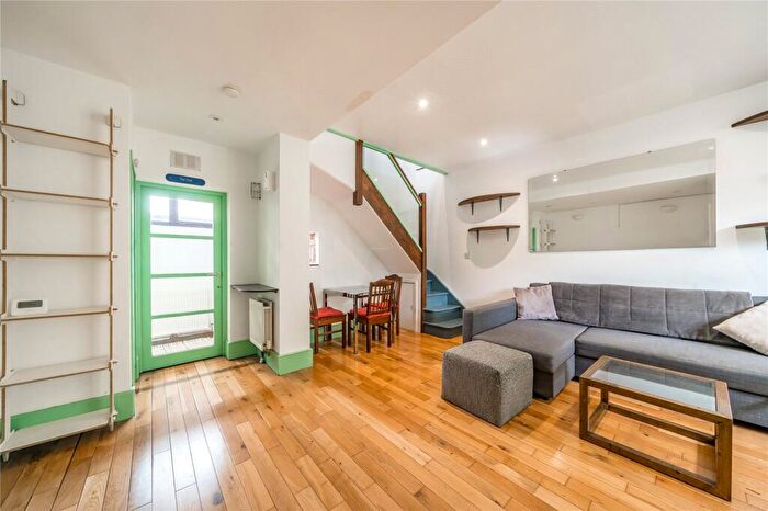 1 Bedroom Terraced House For Sale In Trehurst Street, Hackney, London, E5 - Photo 2