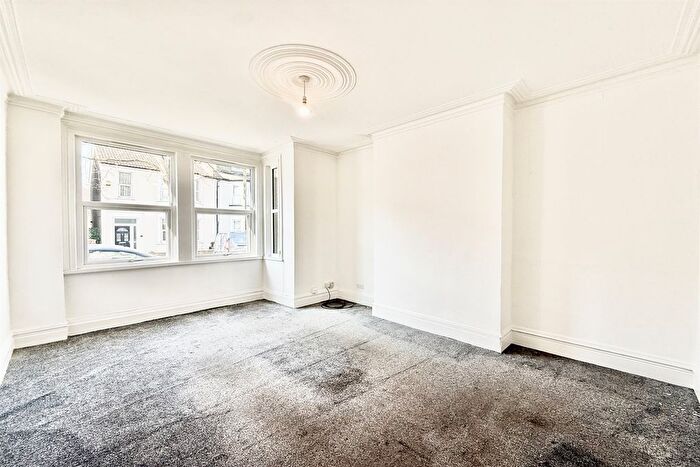 1 Bedroom Flat To Rent In Inverness Avenue, Westcliff-On-Sea, SS0