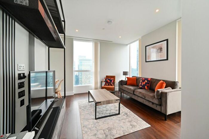3 Bedroom Apartment To Rent In Maine Tower, Harbour Way, E14