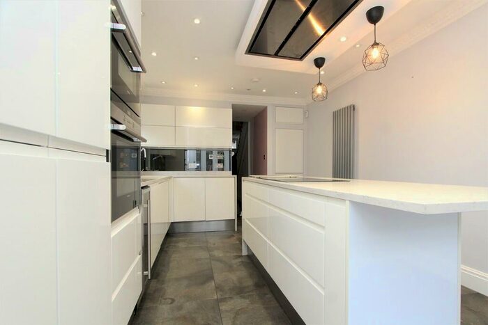 3 Bedroom Semi-Detached House To Rent In Warwick Road, Bounds Green, N11