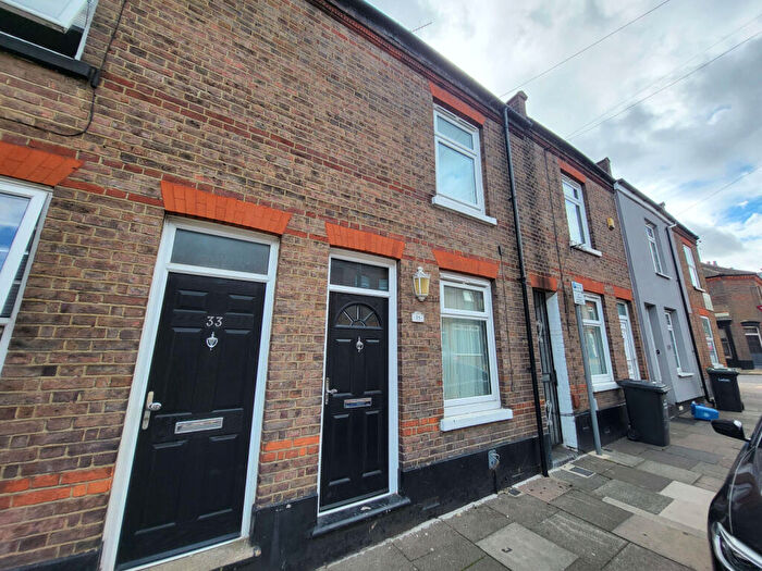 2 Bedroom Terraced House To Rent In Cambridge Street, LU1