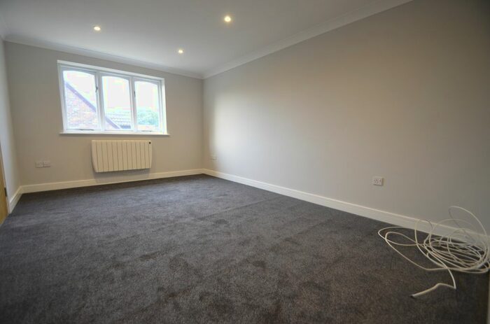 1 Bedroom Flat To Rent In Briar Walk, West Byfleet, KT14
