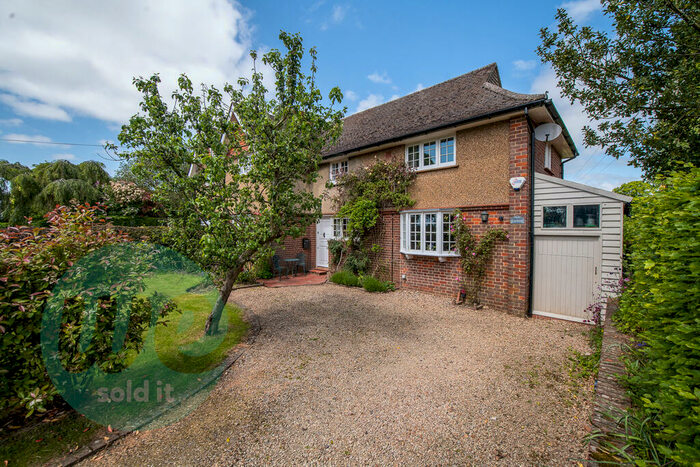 3 Bedroom Semi-Detached House For Sale In Soutshide, Kings Ash, HP16