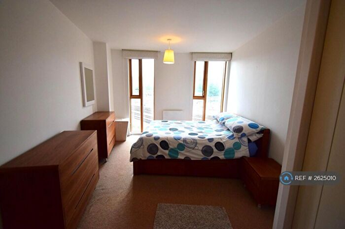 2 Bedroom Flat To Rent In Candle House, Leeds, LS1