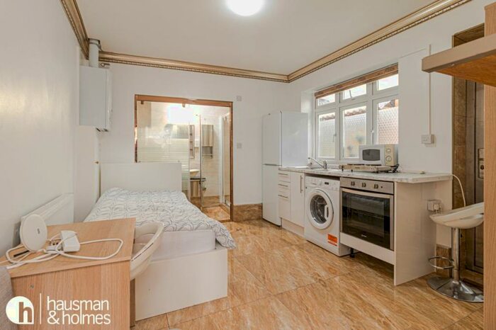 Flat To Rent In Heathfield Gardens, Golders Green, NW11