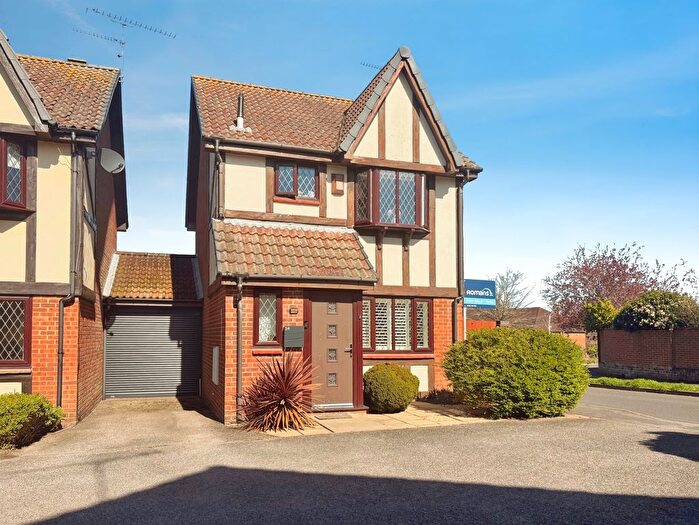 3 Bedroom Link Detached House For Sale In Ryves Avenue, Yateley, Hampshire, GU46