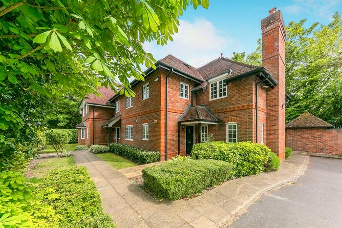 2 Bedroom Flat To Rent In Reading Road, Yateley, GU46