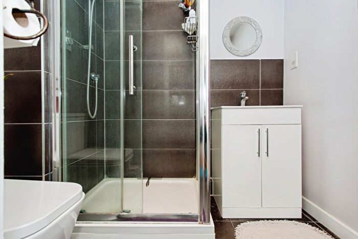2 Bedroom Flat For Sale In Corrie Road, Cambridge, Cambridgeshire, CB1
