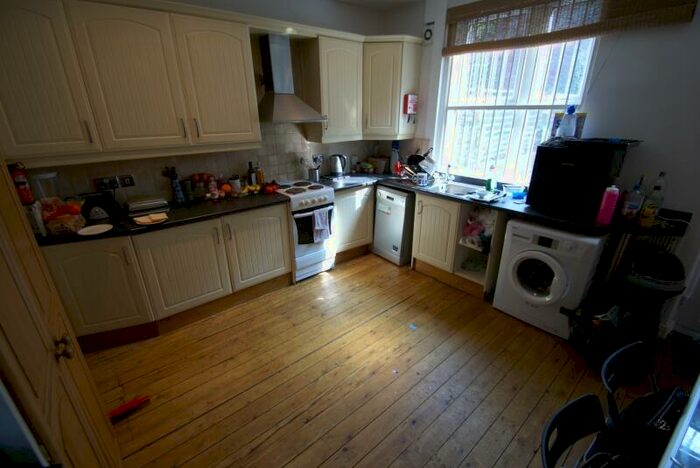 4 Bedroom End Of Terrace House To Rent In Village Place, Burley, Leeds, LS4
