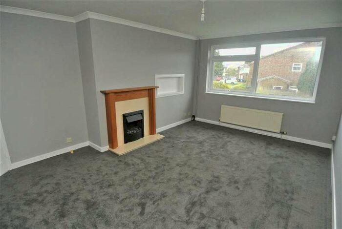 2 Bedroom Maisonette Flat To Rent In Roakes Avenue, Addlestone, KT15