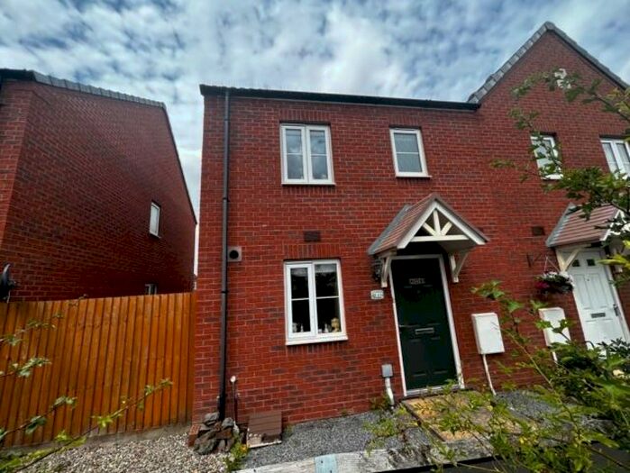 3 Bedroom Property To Rent In Stryd Bennett, Stradey, Llanelli, SA15