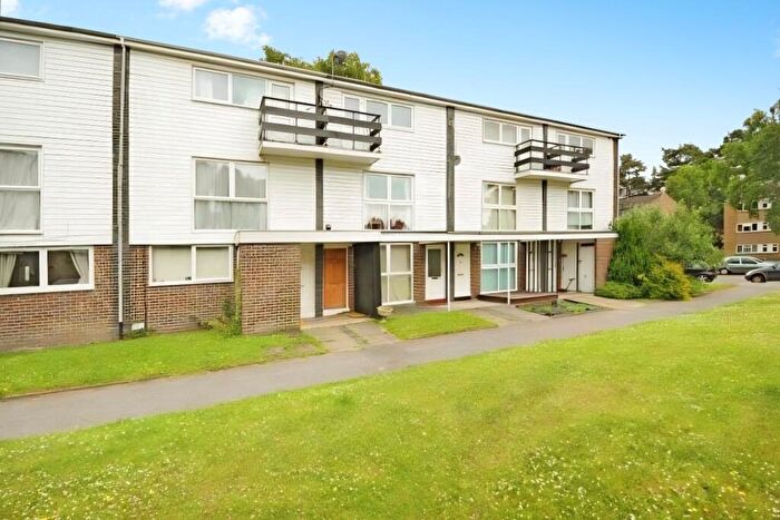 2 Bedroom Flat To Rent In Thornhill, Bracknell, RG12