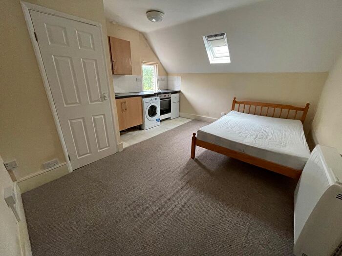 Studio To Rent In Castlebar Hill, Ealing, W5