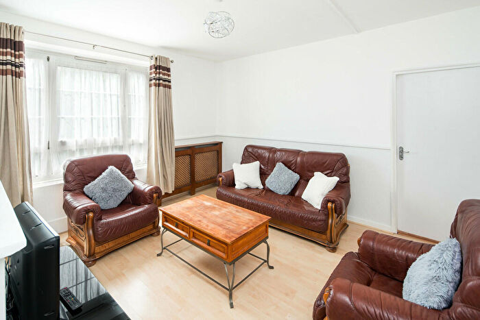 2 Bedroom Apartment To Rent In Peckham Road, London, SE5