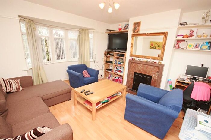 1 Bedroom Flat For Sale In Western Avenue, East Acton, London, W3