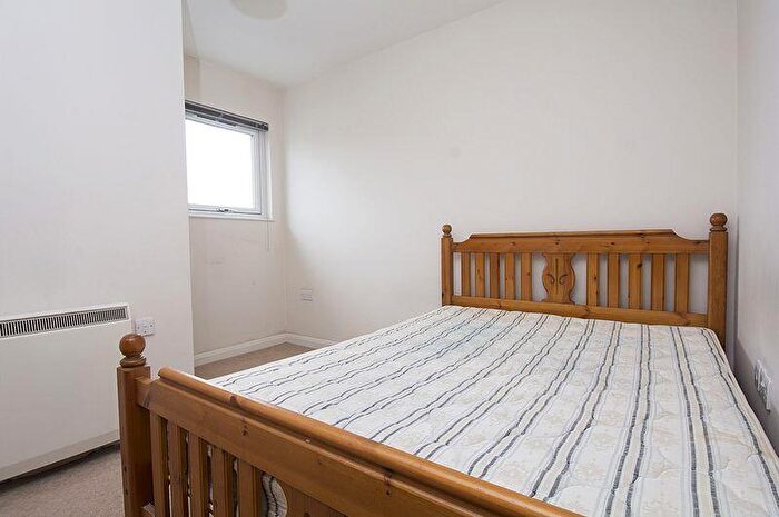 2 Bedroom Flat To Rent In Auckland House, Walton-on-Thames, KT12