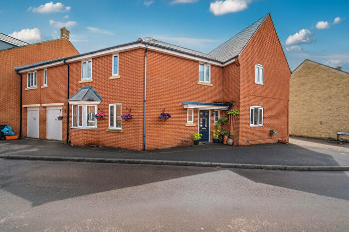 4 Bedroom End Of Terrace House For Sale In Mariner Road, Swindon, SN25