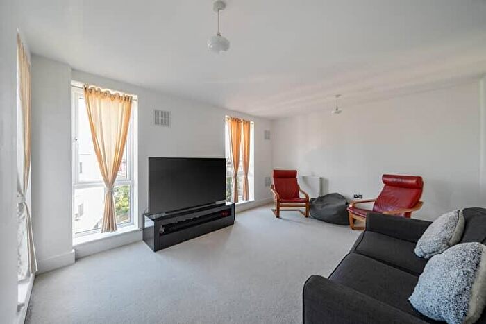 2 Bedroom Flat For Sale In Trevor Roper Close, Ilford, London, IG1