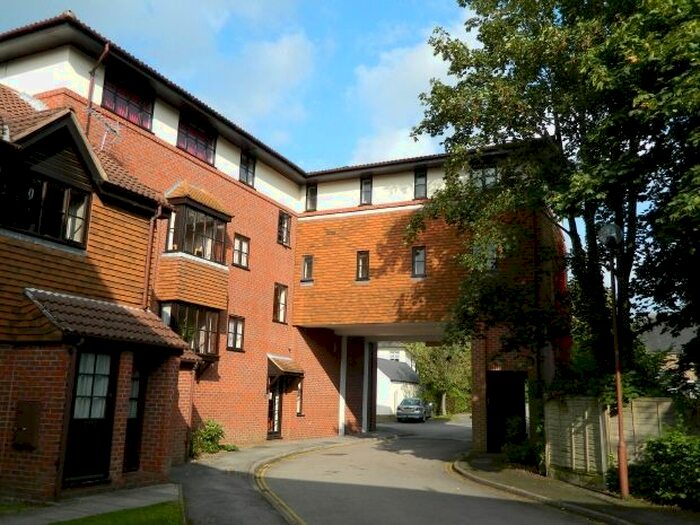 2 Bedroom Flat To Rent In Fishers Court, Horsham, RH12