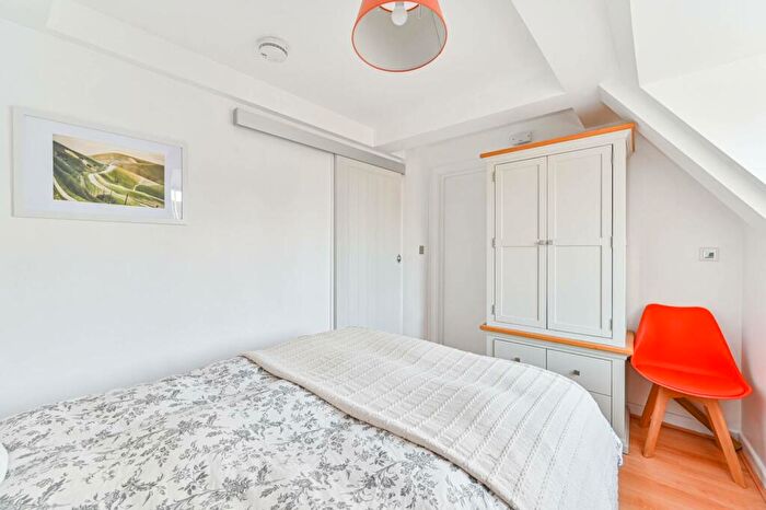 1 Bedroom Flat For Sale In Dog Kennel Hill Estate, East Dulwich, London, SE22